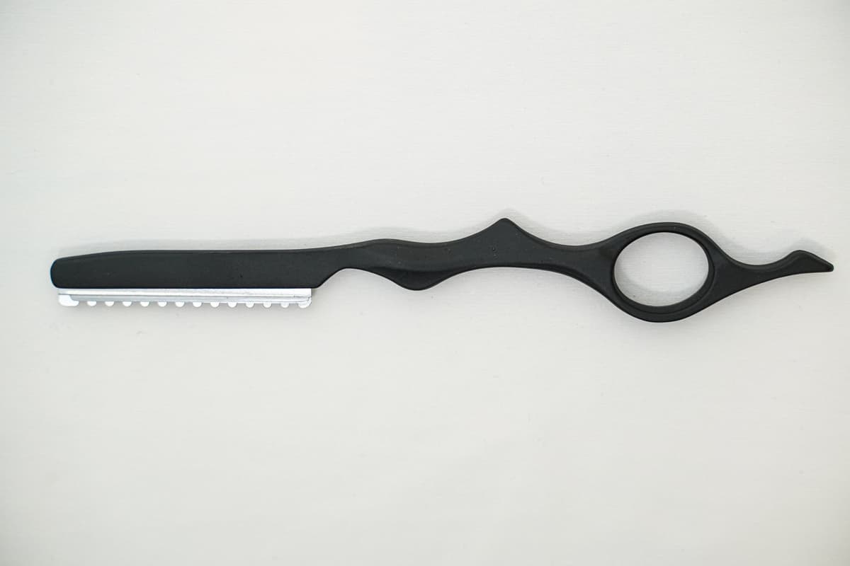 HAND-FEATHER-RAZOR-min-scaled